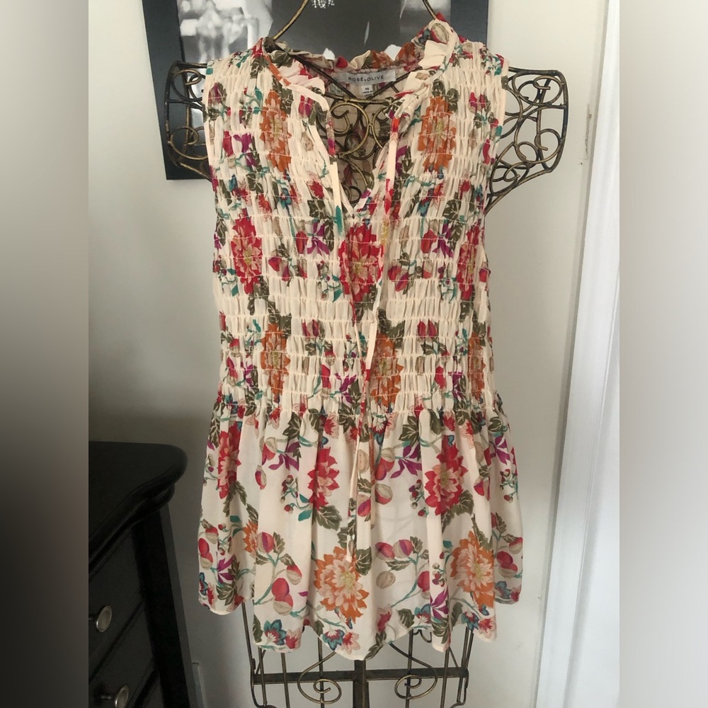 Sleeveless top, floral print, tie around neck, elastic around waist